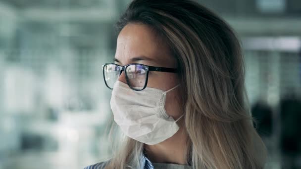 Вид спереди женщины, надевающей на себя медицинскую маску — стоковое видео