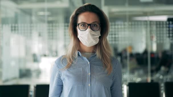 Güvenlik maskesi ve gözlüklü bir kadının ön görüntüsü. — Stok video