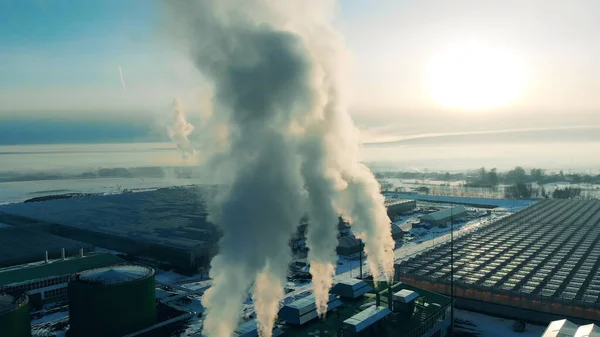 Instalaciones agrícolas con chimeneas disparadas desde el exterior Imágenes de stock libres de derechos