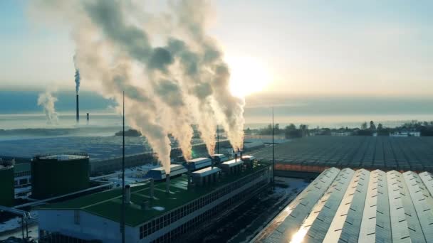 Vista exterior de las unidades de invernadero con columnas de humo — Vídeo de stock