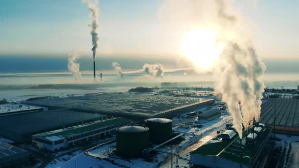 外面冒着滚滚浓烟的工业设施 — 图库视频影像