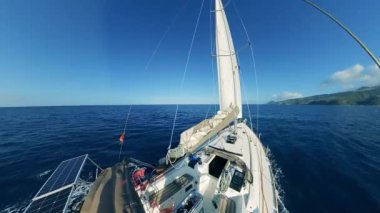 Yat yeşil kıyıya doğru gidiyor.