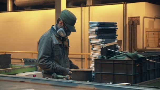 Arbetstagare sorterar skräp på en linje för återvinning i en anläggning. — Stockvideo