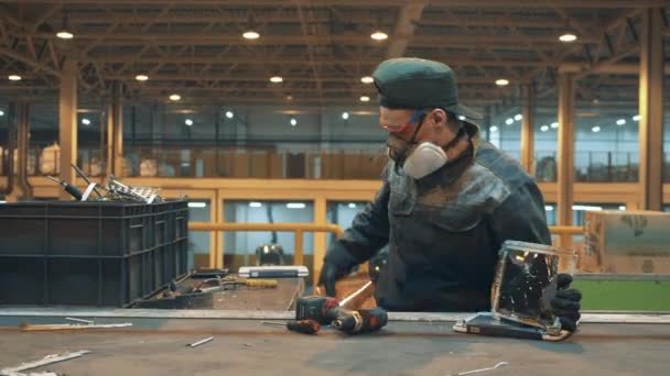 L'homme détruit un appareil pendant qu'il travaille dans une installation de recyclage . — Video