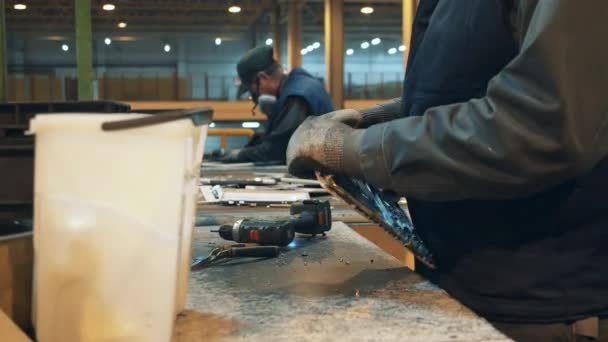 Déchets électroniques triés pour recyclage dans une usine . — Video