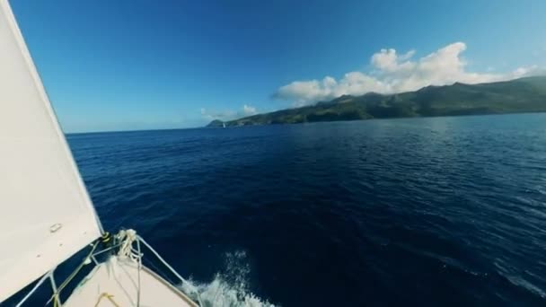 Vista dall'alto di una donna a bordo di uno yacht che sfrega la protezione solare — Video Stock