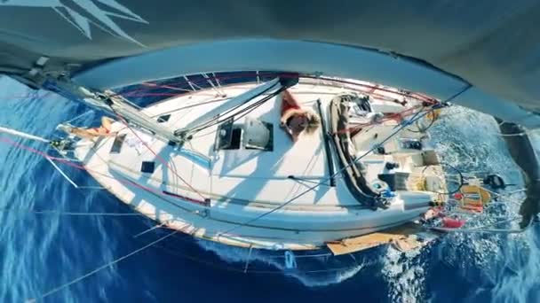 Вид зверху на самокеровану яхту з жінкою на борту — стокове відео