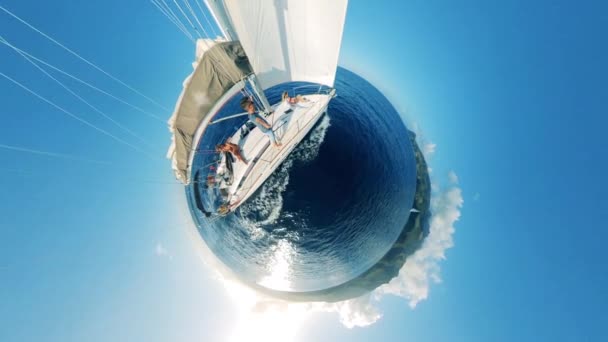 Круговой панорамный вид на парусную яхту с людьми — стоковое видео