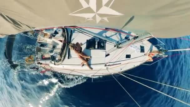 Une dame se relaxe sur le yacht autopiloté dans une vue imprenable — Video