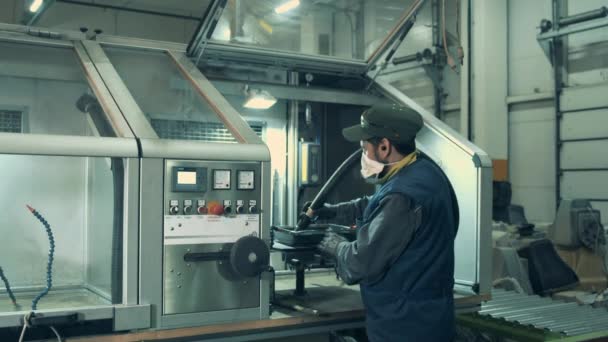 El hombre trabaja con la máquina industrial en una instalación de reciclaje . — Vídeo de stock