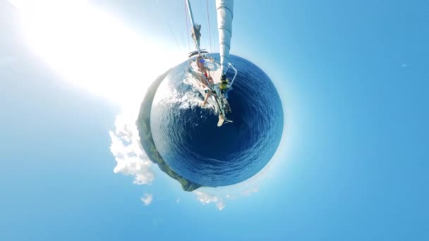 Een jacht met twee vrouwen zeilen in de zee in een cirkelvormig panorama — Stockvideo