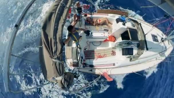 Vista superior de un velero con un grupo de personas cruzando el mar — Vídeos de Stock