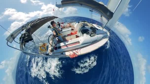 Half rond zicht op een zeilschip met mensen in de zee — Stockvideo