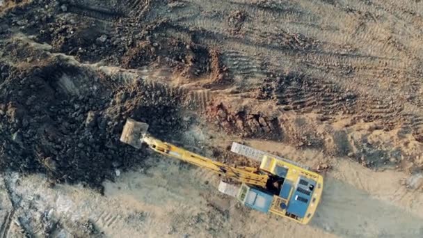 Working industrial excavator scoops earth at a career. Construction equipment, heavy industry machinery. — Stock Footage Working industrial excavator scoops earth at a career. Construction equipment, heavy industry machinery. Royalty Free Stock Footage