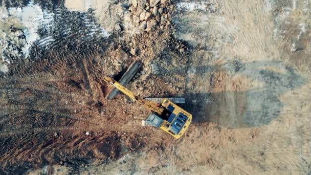 産業建設現場での重機。採石場での産業機械の作業. — ストック動画