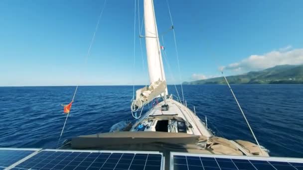 Förstapersonlig vy från en segelbåt med solbatterier — Stockvideo