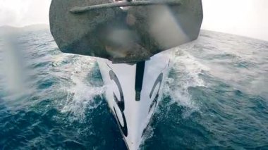 Deniz suları gemi pruvasıyla kesişiyor. Yaz macera konsepti.