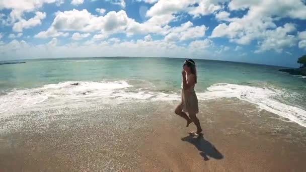 Медленное движение красивой леди, бегущей вдоль пляжа — стоковое видео