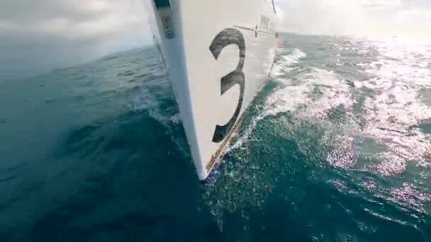 바다의 물 과 세 번째 배가 있는 배가 있습니다. 여름 모험 개념. — 비디오