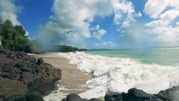 Playa tropical con olas de mar bañándose sobre ella — Vídeo de stock