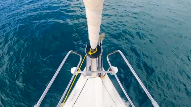 Bateaux proue avec voiles pliées tout en traversant l'océan. Mouvement lent . — Video