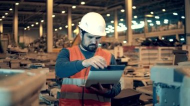 Arızalı ofis makineleri olan bir birimde sanayi işçisi.