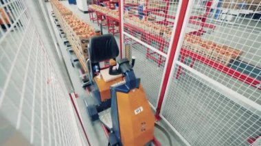 Otomatik araç domatesli kutuları taşıyor.