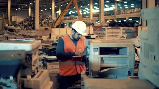 El empleado masculino está examinando máquinas de oficina defectuosas — Vídeo de stock