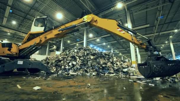 Lixo, fábrica de reciclagem de plástico. Carregador industrial está moldando uma pilha de pedaços de lixo — Vídeo de Stock