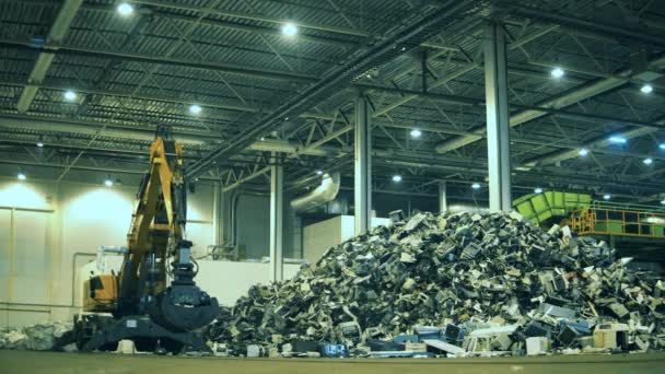 Lixo, lixo, centro de reciclagem de lixo. Fracções de lixo estão a ser deslocadas pela dragagem. — Vídeo de Stock