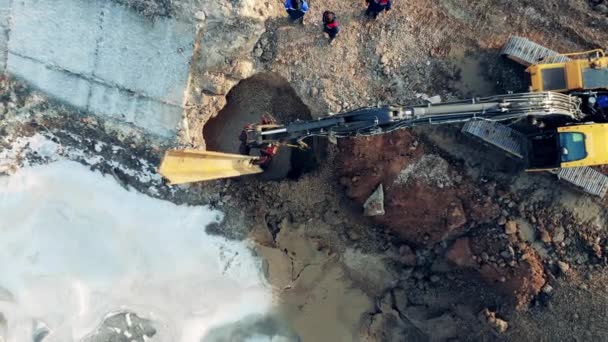 Les gens travaillent avec un tracteur dans une carrière. Machinerie lourde sur chantier industriel . — Video