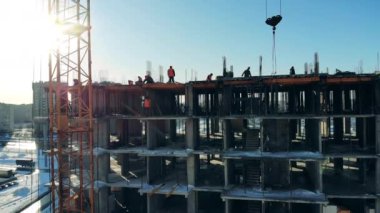 Bitmemiş şehir binası yapım aşamasında. İnşaat endüstrisi, monolitik çerçeve teknolojisi.