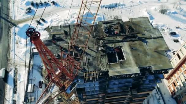 Vista dall'alto di un edificio urbano in corso — Video Stock