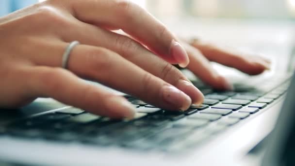 Teclado del ordenador y dedos femeninos escribiendo en él en un primer plano — Vídeo de stock