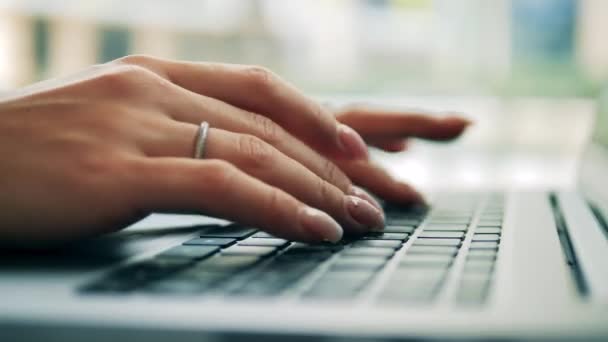 Womans dedos cuidados estão digitando em um teclado em um close-up — Vídeo de Stock