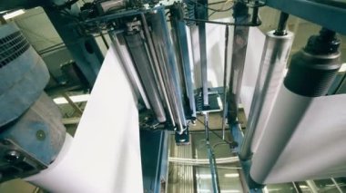 Kağıt ağı bir fabrika taşıyıcısından geçiyor.