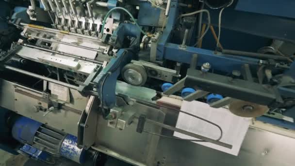 Conveyor mechanism is binding printed paper — 비디오