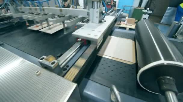 Mechanical transporter and paper covers getting made by it — Stock Video