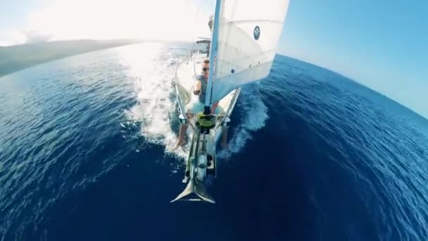 Halvrund utsikt över en yacht med människor avkopplande ombord — Stockvideo