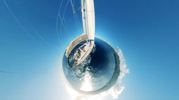 Spinning round panorama of a boat sailing in the sea — Stock Video