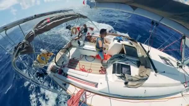 一艘载有一群人的游艇正在驾驶自动驾驶仪航行 — 图库视频影像