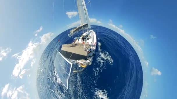 Circulaire panorama van een boot met zonnepanelen zeilen in het water — Stockvideo