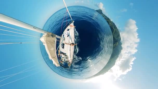 Panorama redondo de un velero cruzando aguas — Vídeo de stock