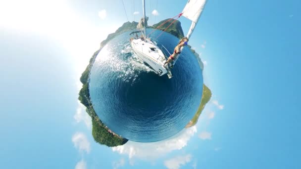 Ronde panorama van een zeilboot met een dame drijvend over de zee — Stockvideo