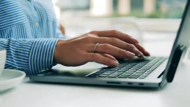 Primer plano de las manos manicuradas femeninas escribiendo en un ordenador portátil — Vídeos de Stock