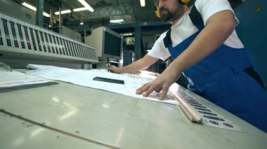 Düzenlemeler erkek bir tipografi işçisi tarafından düzenleniyor.