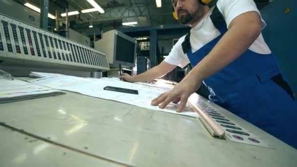 Düzenlemeler erkek bir tipografi işçisi tarafından düzenleniyor. — Stok video