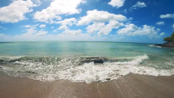 Jovem joga com ondas no oceano . — Vídeo de Stock