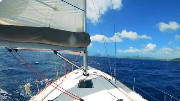 Time lapse of a yacht sailing in ocean. — Stock Video