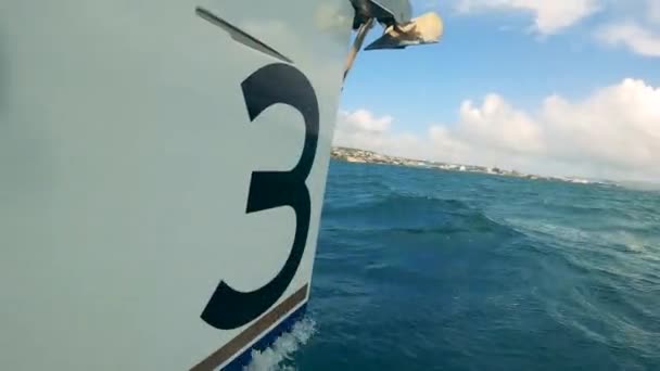 Yachtbordseite im blauen Ozean. — Stockvideo